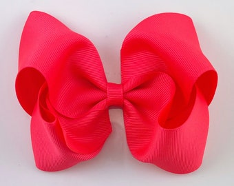 Hair Bow in Neon Coral / 4,5 tot 5 inch meisjes haarelastiekjes / grosgrain strikken / grote haarelastiekjes / haarelastiekjes clip haarelastiekjes peuter meisje