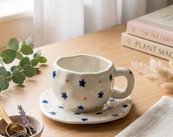 Taza floral azul hecha a mano con platillo, taza de cerámica estética con margaritas, lindo juego de cerámica floral, taza de té estilo cottagecore, regalo único para amantes del té.