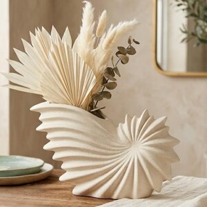 Vaso escultural de cerâmica em formato de onda, vaso moderno e abstrato para flores, peça geométrica única em cerâmica, adereço fotográfico estético, decoração minimalista para casa.