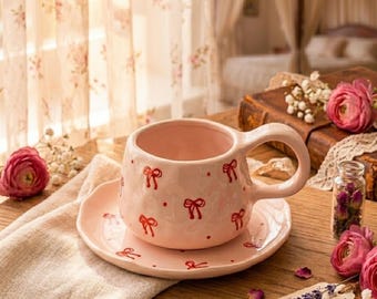 Taza rosa coqueta con platillo, taza de cerámica hecha a mano con lazos rojos, juego de té kawaii cottagecore, regalo romántico para ella, taza con una estética adorable.