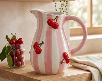 Jarra de cerámica rosa cereza hecha a mano con estampado de frutas, linda coqueta, decoración de cocina, estética cereza chica, jarra de agua retro pintada a mano