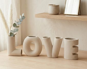 Juego de 4 jarrones de cerámica blanca LOVE, jarrones minimalistas con letras acanaladas, regalo de boda moderno, decoración estética para el hogar, jarrón de cerámica blanca único para flores