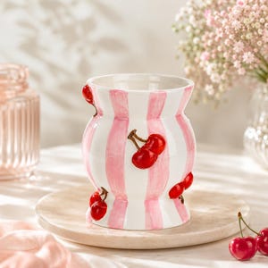 Vase en cerisier rayé peint à la main, pichet de fleurs cottagecore rustique, décoration de chambre à coucher sur le thème des fruits d'été, poterie décorative de style pique-nique vibrante