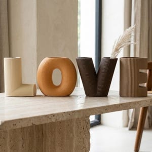 Set di vasi in ceramica LOVE marroni, vasi con lettere nei toni della terra, decorazioni a coste in stile terracotta, regalo moderno per anniversario, set di ceramiche marroni estetiche