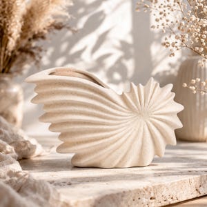 Vaso inspirado no oceano, escultural em cerâmica, em formato de onda, decoração moderna para casa, vaso para fotos, cerâmica minimalista, decoração costeira chique, decoração de estúdio.