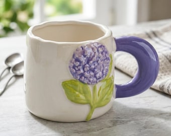 Taza de cerámica floral hecha a mano, taza de café con flores moradas, taza estilo cottagecore, taza de té botánica 3D, regalo de primavera para ella, taza de cerámica única