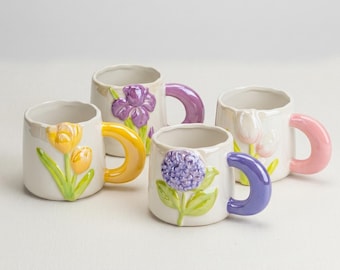 Taza de cerámica floral hecha a mano, taza de café con flores moradas, taza estilo cottagecore, taza de té botánica 3D, regalo de primavera para ella, taza de cerámica única