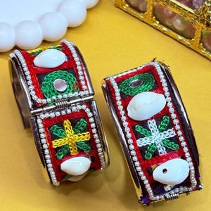 Handgefertigte, bestickte Armreifen aus Kaurimuscheln | Manschettenarmbänder mit Spiegelstickerei (2er-Set)