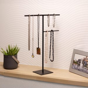 Organizador de joias minimalista, suporte para colares em metal, expositor para relógios e pulseiras.