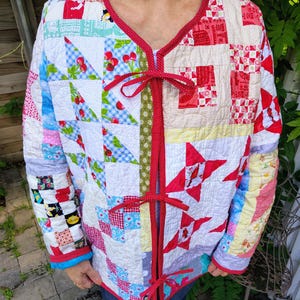 Héritage amusant patchwork cardinal veste de couette manteau pastel recyclé de luxe unique en son genre artisan bohème cottagecore art portable-L