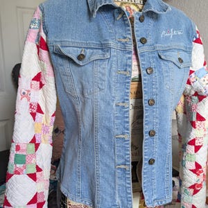 Giacca di jeans vintage riciclata con maniche trapuntate e applicazioni a forma di cuore / Cappotto patchwork vintage unico nel suo genere / Capo romantico in stile boho