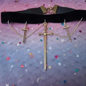 Collier ras de cou gothique ajustable avec chaîne et épée en velours noir