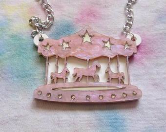 Hermoso collar llamativo de carrusel con detalles en mármol rosa pastel brillante y plata espejada, estrellas