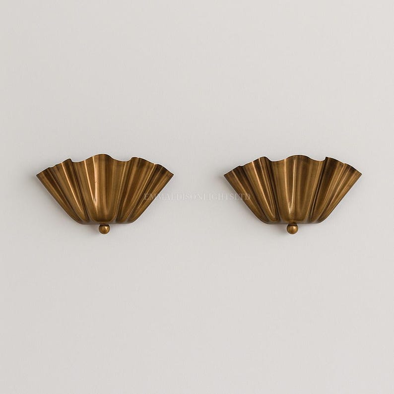 Lámpara de pared de latón vintage hecha a mano con volantes, estilo moderno de mediados de siglo, con media flor festoneada, accesorio de latón, lámpara de pared Art Déco.