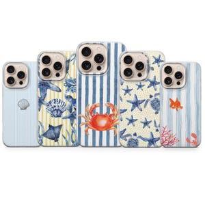 Könnte beinhalten: Fünf Handyhüllen mit Designs zum Thema Meer. Die Hüllen zeigen Illustrationen von Muscheln, Seesternen, Krebsen und anderen Meereslebewesen. Die Hüllen haben eine Vielzahl von Mustern, darunter Streifen und Aquarelldesigns, in Blau-, Gelb- und Weißtönen.