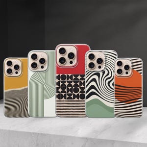 Puede incluir: Cinco fundas para teléfono con diversos diseños abstractos. Las fundas presentan una gama de colores, incluyendo amarillo, rojo, verde y negro, con patrones geométricos y ondulados. Cada funda tiene un borde transparente.