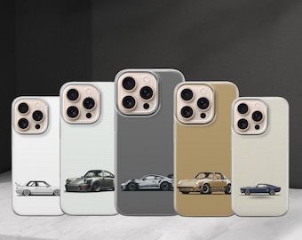 Op de afbeelding: Vijf telefoonhoesjes met auto-illustraties. De hoesjes zijn wit, lichtgroen, grijs, goud en gebroken wit. Elk hoesje heeft een ander klassiek auto-ontwerp in minimalistische stijl.