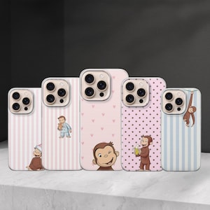 Puede incluir: Una colección de fundas para teléfonos con un mono de dibujos animados. Las fundas tienen varios diseños, incluyendo rayas rosas, corazones y lunares. Algunas fundas muestran al mono con un plátano o un osito de peluche. Las fundas son en tonos de rosa y azul.