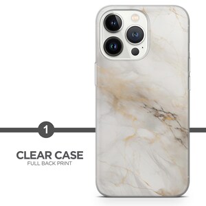Op de afbeelding: Transparante telefoonhoes met een full back print met een wit en goud marmerontwerp. De hoes heeft een transparante rand en een camera-uitsparing. De tekst "CLEAR CASE" en "FULL BACK PRINT" zijn zichtbaar.