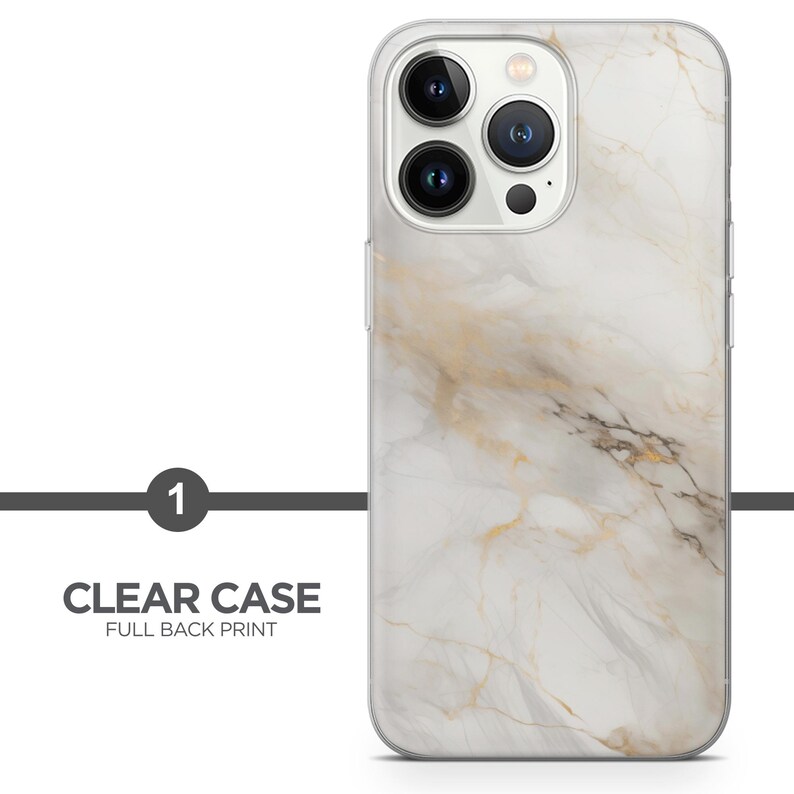 Op de afbeelding: Transparante telefoonhoes met een full back print met een wit en goud marmerontwerp. De hoes heeft een transparante rand en een camera-uitsparing. De tekst "CLEAR CASE" en "FULL BACK PRINT" zijn zichtbaar.