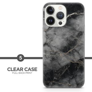 Op de afbeelding: Een doorzichtige telefoonhoes met een full back print met een zwart en grijs marmerontwerp. De hoes heeft een glanzende afwerking en een uitsparing voor de camera. De tekst "5" en "CLEAR CASE FULL BACK PRINT" zijn zichtbaar.