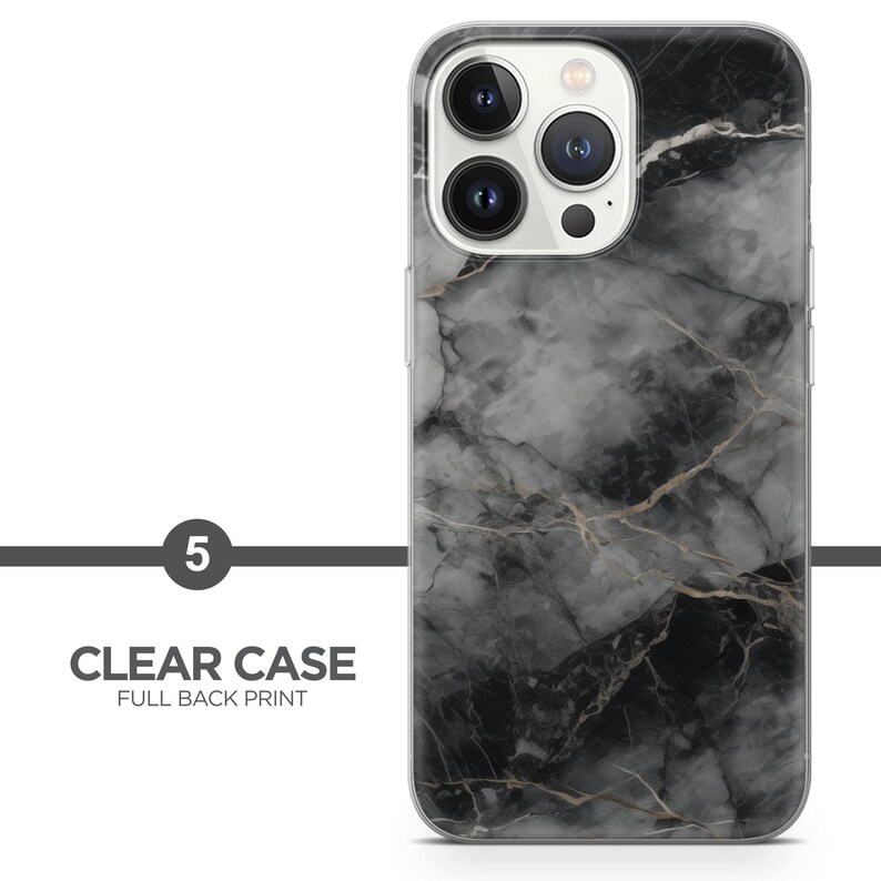 Op de afbeelding: Een doorzichtige telefoonhoes met een full back print met een zwart en grijs marmerontwerp. De hoes heeft een glanzende afwerking en een uitsparing voor de camera. De tekst "5" en "CLEAR CASE FULL BACK PRINT" zijn zichtbaar.