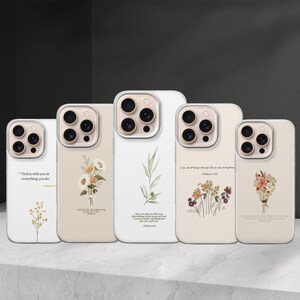 Op de afbeelding: Vijf telefoonhoesjes met bloemen- en botanische ontwerpen. Elke hoes heeft een ander ontwerp, waaronder takjes, boeketten en inspirerende citaten. De hoesjes zijn in tinten wit, beige en crème.