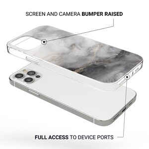 Op de afbeelding: Een doorzichtige telefoonhoes met een marmerontwerp in grijstinten en goud wordt getoond over een witte telefoon. De hoes heeft verhoogde randen voor scherm- en camerabescherming. De tekst "SCREEN AND CAMERA BUMPER RAISED" en "FULL ACCESS TO DEVICE PORTS" zijn zichtbaar.