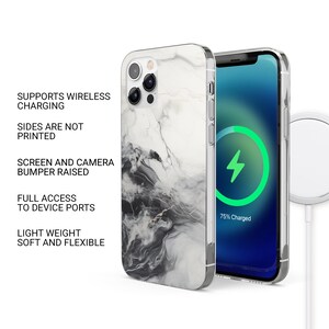 Op de afbeelding: Een smartphone in een witte en zwarte marmerpatroon hoes, naast een draadloze oplader. Het telefoonscherm toont een oplaadsymbool. Tekst op de afbeelding: Ondersteunt draadloos opladen, zijkanten zijn niet bedrukt, scherm en camera bumper verhoogd.