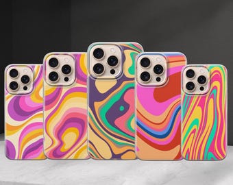 Puede incluir: Cinco fundas de teléfono coloridas con un diseño ondulado y groovy. Las fundas presentan una variedad de colores, incluyendo rosa, morado, amarillo, naranja y verde. Las fundas están dispuestas en fila, mostrando sus patrones y diseños únicos.
