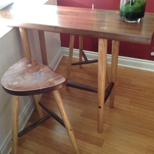 Tafel en ontlasting in Walnoot en As.