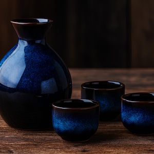 Japoński zestaw do sake, ceramiczna niebieska butelka i kubki, tradycyjny porcelanowy zestaw do serwowania wina, akcesoria barmańskie, wystrój kuchni, prezent