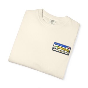 T-shirt avec patch de notification Hyperfocus/hyperfixation | Design rétro fenêtre de chat. TDAH, autisme, TDAH, intérêts particuliers.