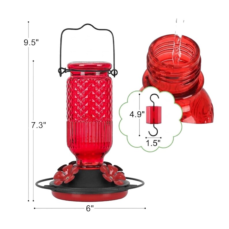 Puede incluir: Un comedero para colibr&iacute;es de vidrio rojo con un patr&oacute;n de diamantes texturizado, una base negra con puertos de alimentaci&oacute;n en forma de flor roja y un alambre de metal para colgar. El comedero mide 24,1 cm de alto y 15,2 cm de ancho.