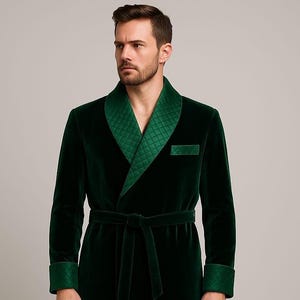 Può includere: Un accappatoio in velluto verde scuro con collo a scialle, polsini e tasca trapuntati verde smeraldo. L'accappatoio ha una cintura abbinata e un design classico ed elegante.