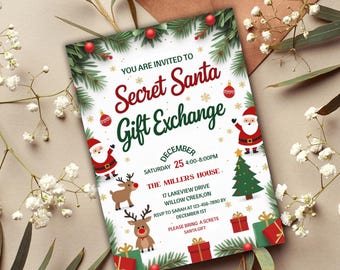 Può includere: Un invito festivo per uno scambio di regali di Secret Santa. Il design presenta uno sfondo bianco con accenti verdi e rossi, tra cui Babbo Natale, renne e scatole regalo. Il testo recita "Secret Santa Gift Exchange" e include i dettagli dell'evento.