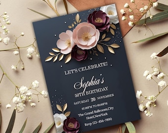 Könnte beinhalten: Eine marineblaue Einladungskarte mit floralen Verzierungen für einen 50. Geburtstag. Die Karte zeigt den Text "LET'S CELEBRATE!" und "Sophia's 50th Birthday". Das Design umfasst rosa, bordeauxfarbene und weiße Papierblumen und goldene Blätter.