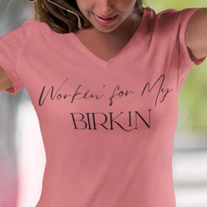 Birkin Tee: maglietta in cotone con scollo a V per gli amanti della moda