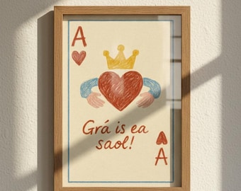 Puede incluir: Impresión artística enmarcada con un diseño inspirado en el anillo de Claddagh. Presenta un corazón, una corona y brazos, junto con el texto "Grá is ea saol!" y el símbolo del As de Corazones. La impresión está enmarcada en madera.