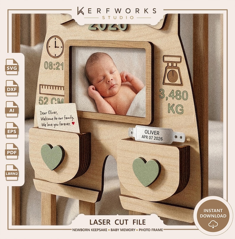 K&ouml;nnte beinhalten: Ein helles, lasergeschnittenes Holz-Erinnerungsst&uuml;ck f&uuml;r Babys mit zentralem Fotorahmen, einer Uhr mit 08:21, einem Lineal mit 52 CM, einer Waage mit 3,480 KG, zwei Taschen mit gr&uuml;nen Herzakzenten und einem Krankenhausarmband mit der Aufschrift OLIVER APR 07 2026.
