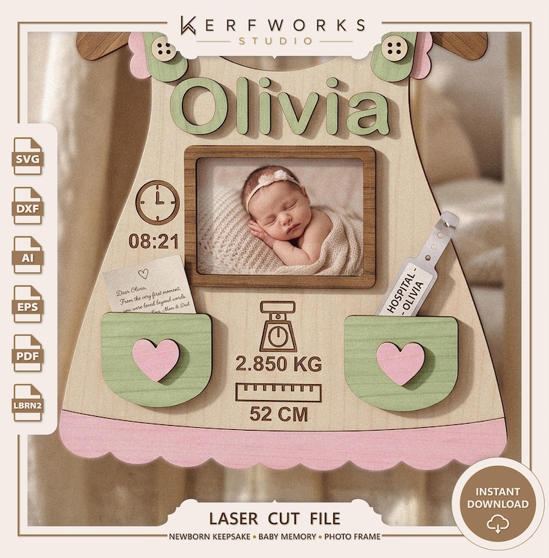 K&ouml;nnte beinhalten: Eine lasergeschnittene Baby-Erinnerungstafel aus Holz in Kleiderform mit dem Namen Olivia, einem Fotorahmen, einer Uhrzeit von 08:21, einem Gewicht von 2,850 kg und einer L&auml;nge von 52 cm. Sie hat zwei gr&uuml;ne Taschen mit rosa Herzen und ein Armband.