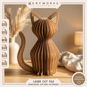 Puede incluir: Una escultura de gato de madera cortada con láser, con una cola curvada. El gato tiene un diseño detallado y en capas y se muestra sobre una superficie de madera. La imagen incluye el texto "LASER CUT FILE" y "HOME DECOR - GIFT IDEA - DIY PROJECT".