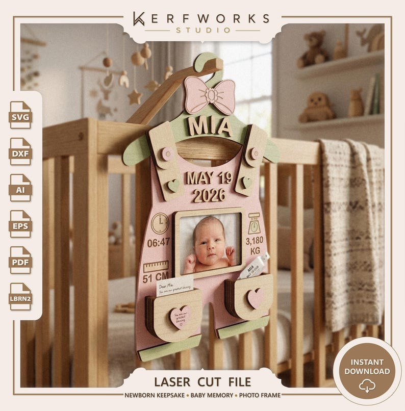 K&ouml;nnte beinhalten: Ein lasergeschnittener Baby-Erinnerungsrahmen aus Holz in Form einer Latzhose an einem Kleiderb&uuml;gel. Das rosa und hellgr&uuml;ne Design zeigt den Namen MIA, das Datum MAY 19 2026, ein Babyfoto sowie Symbole f&uuml;r Uhrzeit 06:47, Gewicht 3,180 KG und 51 CM.