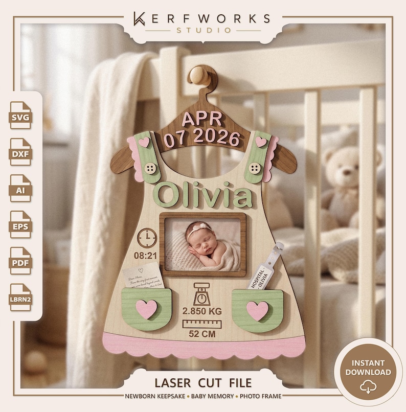 K&ouml;nnte beinhalten: Ein lasergeschnittener Babykleid-Erinnerungsrahmen aus Holz mit dem Namen Olivia, dem Datum APR 07 2026, einem Babyfoto, einer Uhrzeit 08:21, einem Waagensymbol mit 2.850 KG und 52 CM. Das Design enth&auml;lt zwei Taschen mit rosa Herzen und Pastellfarben.