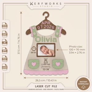 K&ouml;nnte beinhalten: Ein lasergeschnittener Babykleid-Erinnerungsrahmen aus Holz mit dem Namen Olivia, Geburtsdatum 07. APR 2026, Uhrzeit 08:21, Gewicht 2,850 kg und L&auml;nge 52 cm. Das Design enth&auml;lt einen Fotorahmen, rosa und gr&uuml;ne Akzente und misst 37,5 cm mal 26,5 cm.
