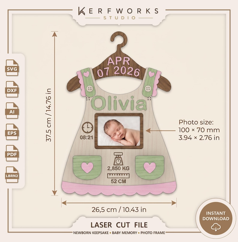 K&ouml;nnte beinhalten: Ein lasergeschnittener Babykleid-Erinnerungsrahmen aus Holz mit dem Namen Olivia, Geburtsdatum 07. APR 2026, Uhrzeit 08:21, Gewicht 2,850 kg und L&auml;nge 52 cm. Das Design enth&auml;lt einen Fotorahmen, rosa und gr&uuml;ne Akzente und misst 37,5 cm mal 26,5 cm.