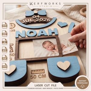 K&ouml;nnte beinhalten: Ein lasergeschnittenes Holzbrett als Baby-Erinnerungsst&uuml;ck mit dem Namen NOAH in blauen Buchstaben, dem Datum 04 JUL 2026, einem Fotorahmen sowie Symbolen f&uuml;r Uhrzeit, Gewicht und 50 CM L&auml;nge. Das Design enth&auml;lt blaue Herzen und Dateiformat-Symbole.