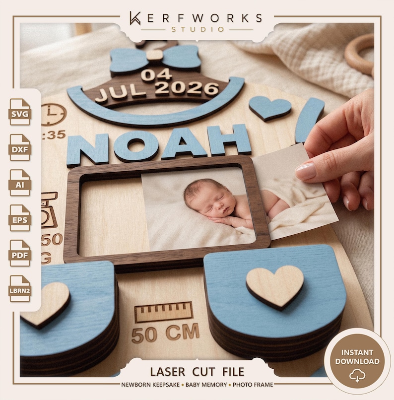 K&ouml;nnte beinhalten: Ein lasergeschnittenes Holzbrett als Baby-Erinnerungsst&uuml;ck mit dem Namen NOAH in blauen Buchstaben, dem Datum 04 JUL 2026, einem Fotorahmen sowie Symbolen f&uuml;r Uhrzeit, Gewicht und 50 CM L&auml;nge. Das Design enth&auml;lt blaue Herzen und Dateiformat-Symbole.