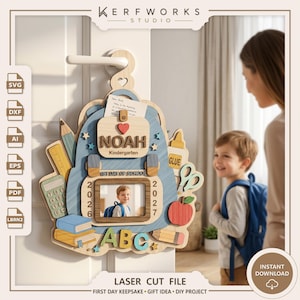 Op de afbeelding: Een lasergesneden houten deurhanger in de vorm van een rugzak, met de naam NOAH, de tekst 1ST DAY OF SCHOOL, 2026, 2027 en ABC. Het bevat uitsparingen voor een foto, een potlood, een rekenmachine, boeken, lijm, een schaar en een appel.