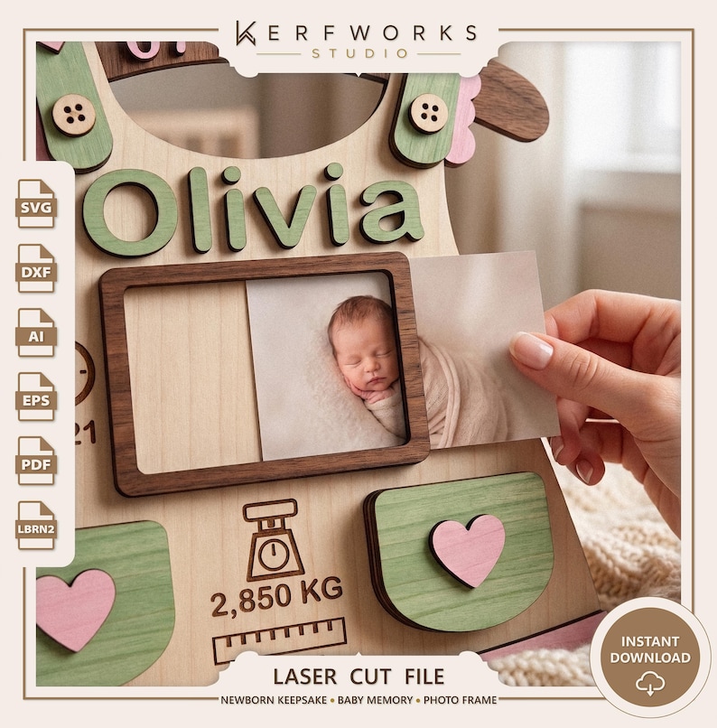 K&ouml;nnte beinhalten: Ein lasergeschnittener Holzrahmen als Neugeborenen-Andenken mit dem Namen Olivia in gr&uuml;nen Buchstaben, einem rechteckigen Fotofach, zwei gr&uuml;nen Taschen mit rosa Herzakzenten und gravierten Symbolen wie einer Waage mit 2.850 KG und einem Lineal.